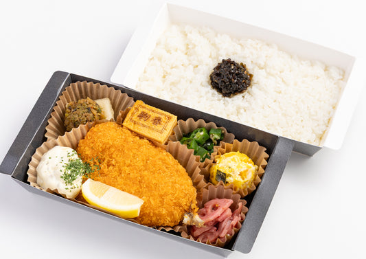 二段折箱弁当 大判アジフライのタルタルがけ