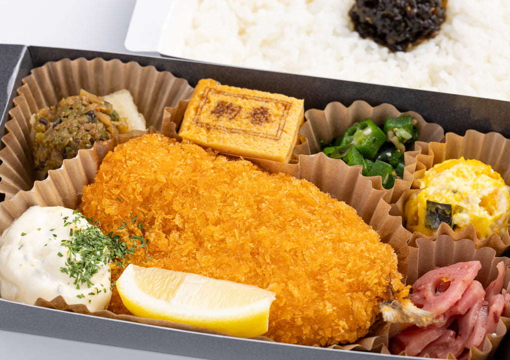 二段折箱弁当 大判アジフライのタルタルがけ